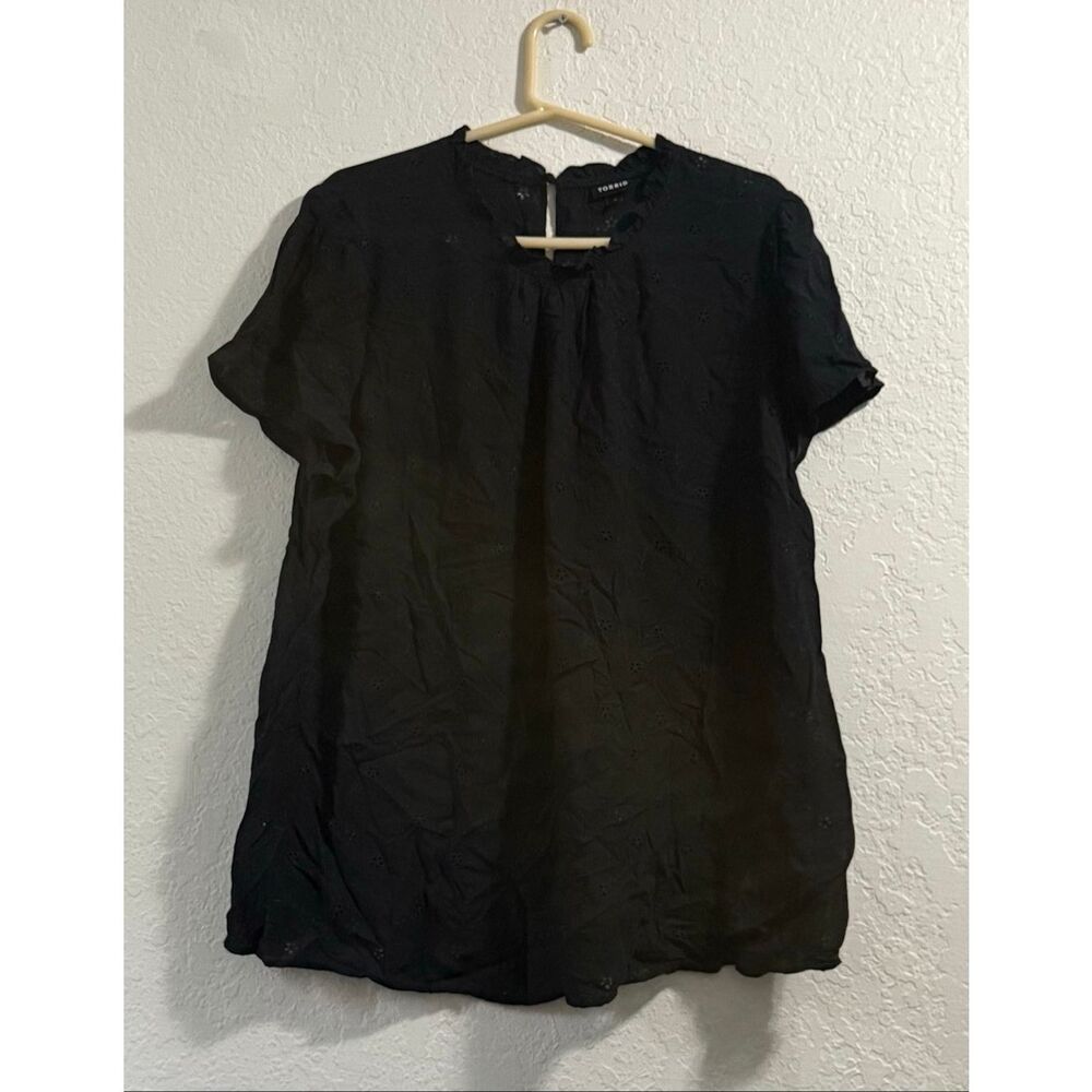 Torrid top black short-sleeve shirt embroidered  keyhole back closure 2 2x